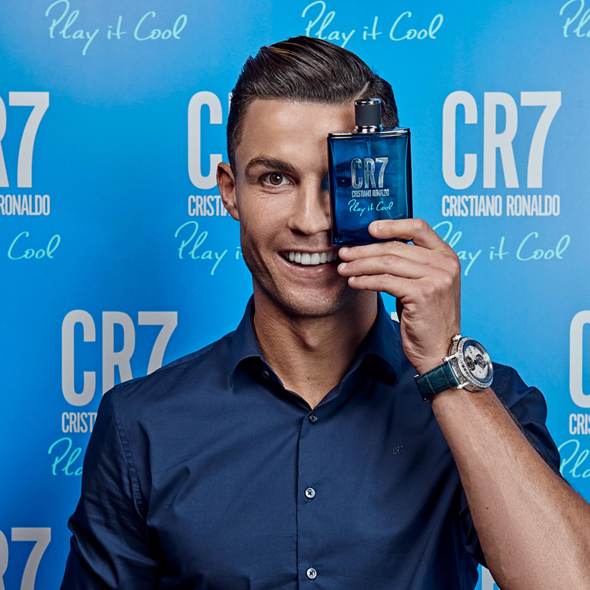 CR7 Play It Cool mist spray captures aroma release for fresh, all-day confidence.