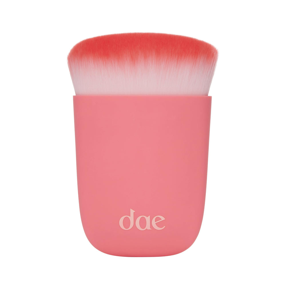 DAE Fairy Duster brush closeup shows seamless root blending for quick refresh.
