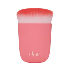 DAE Fairy Duster brush closeup shows seamless root blending for quick refresh.