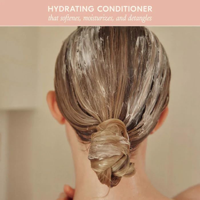 DAE Signature Conditioner pour demonstrates controlled application for detangling and frizz control.