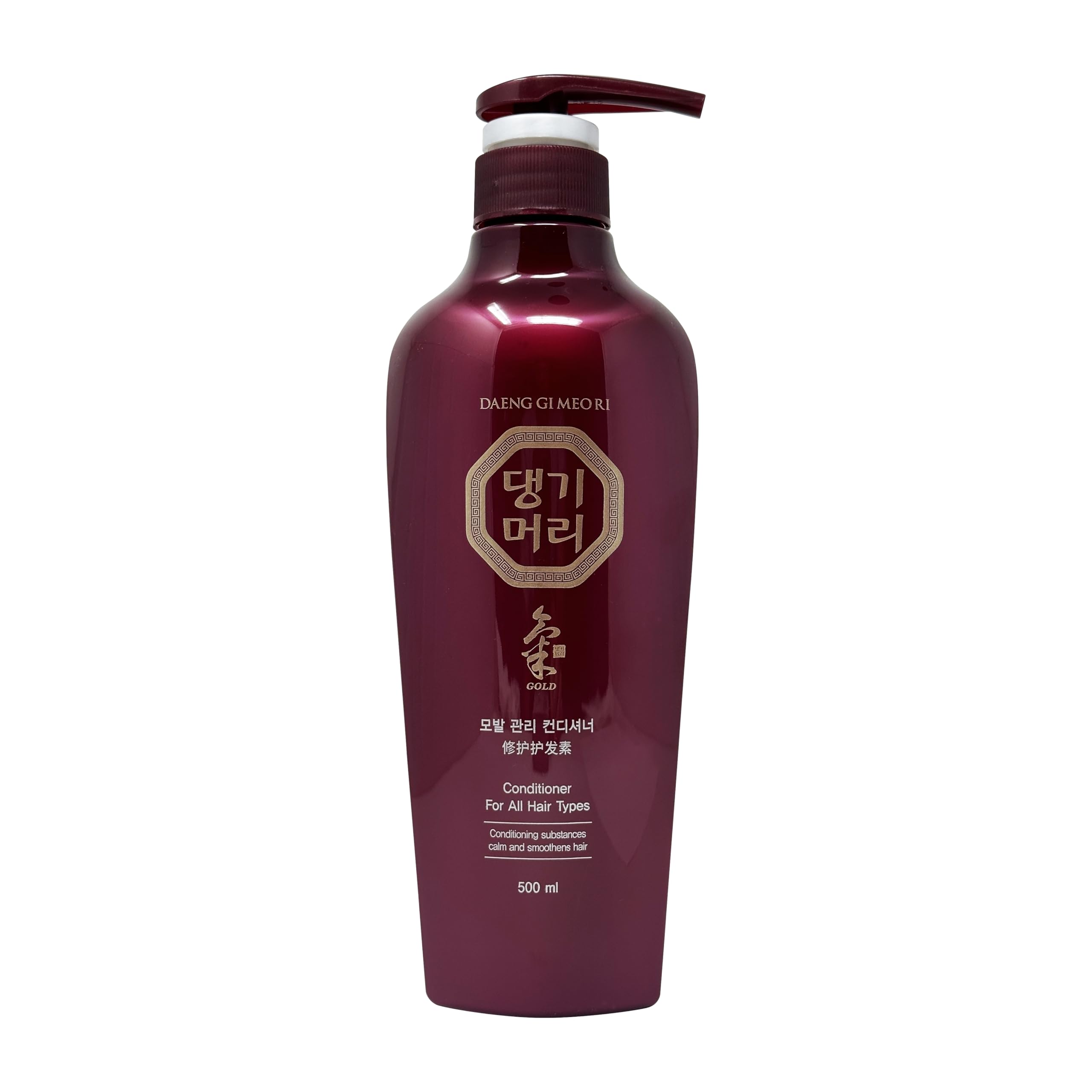 Daeng Gi Meo Ri conditioner on smooth hair strands for improved softness.