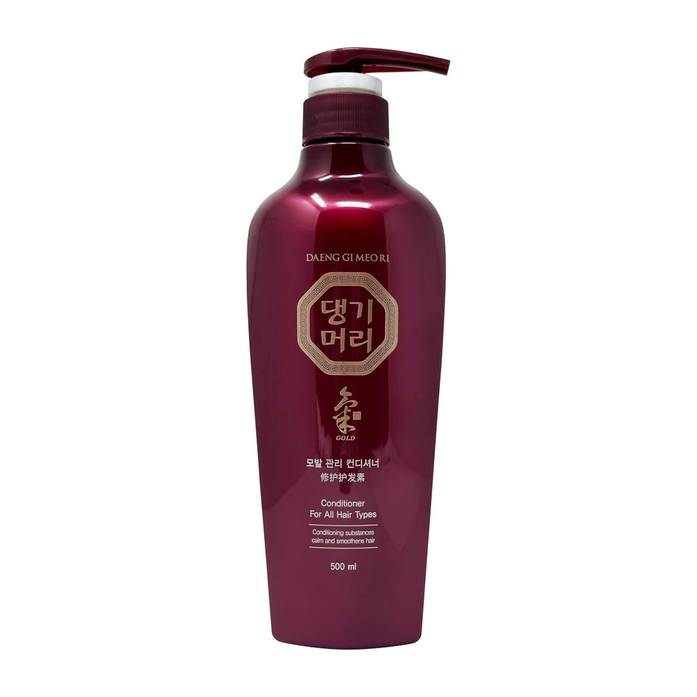 Daeng Gi Meo Ri conditioner on smooth hair strands for improved softness.