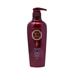 Daeng Gi Meo Ri oily scalp conditioner bottle providing deeper moisture for softer hair.