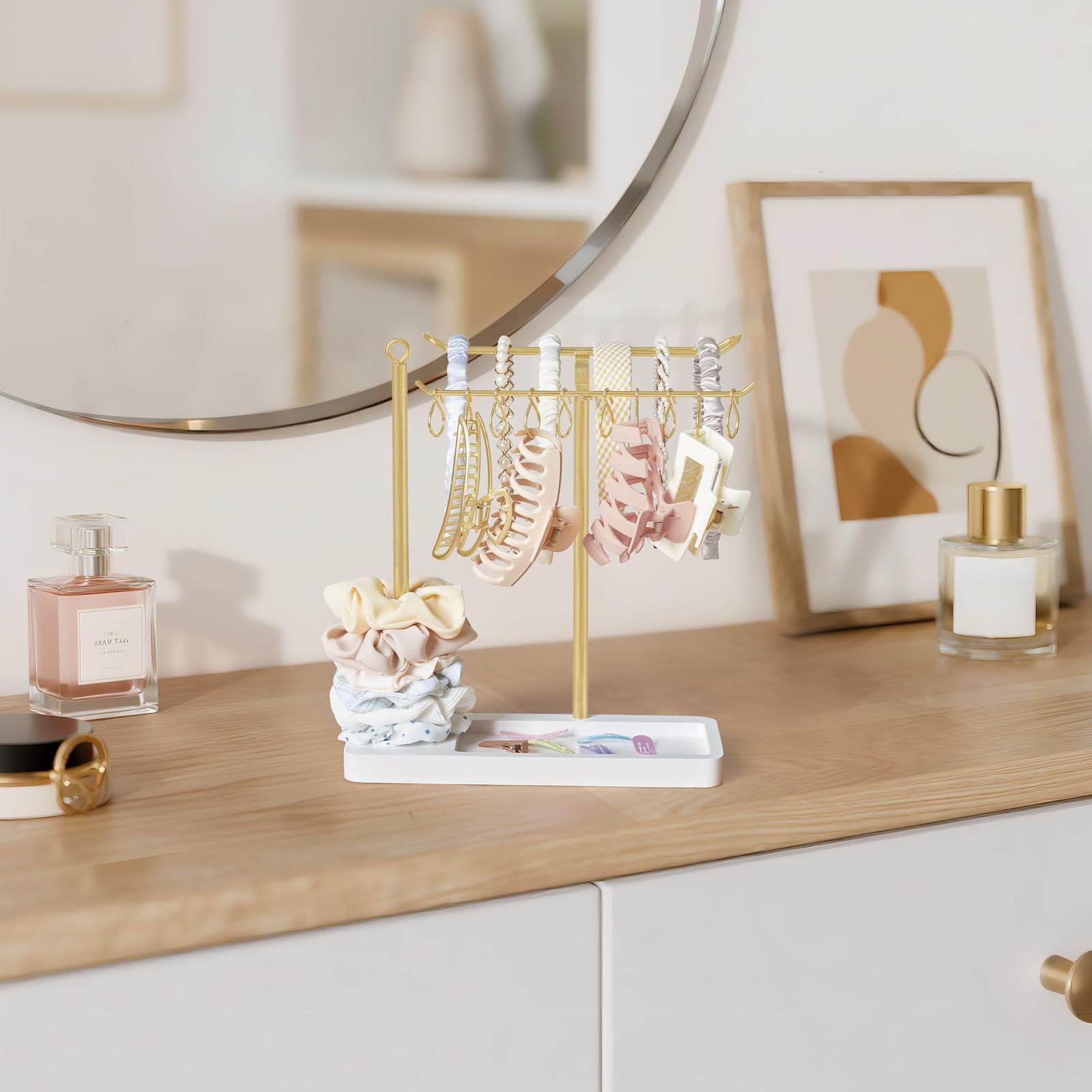 Dahey headband holder base with grooves in gold for extra accessory storage.