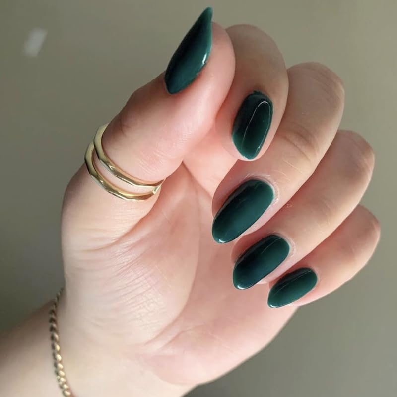 Daisy DND Auora Green nail lacquer bottle for quick at-home manicure.