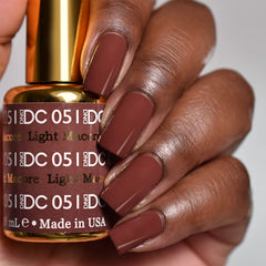 Daisy DND DC gel polish swatch in brown collection showing rich pigment.