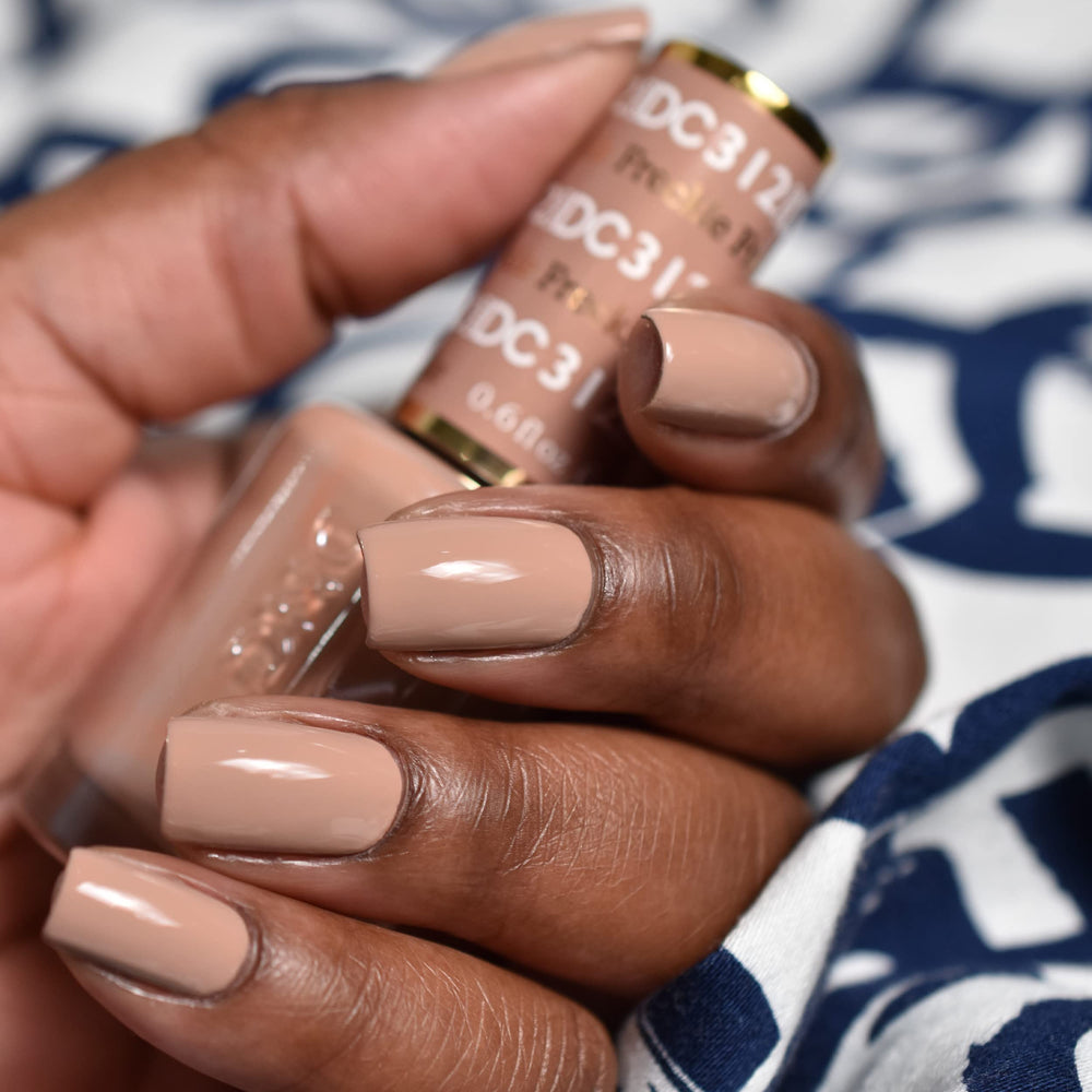 Daisy DND DC lacquer Freckle bottle showing matching nude shade for durable manicure.