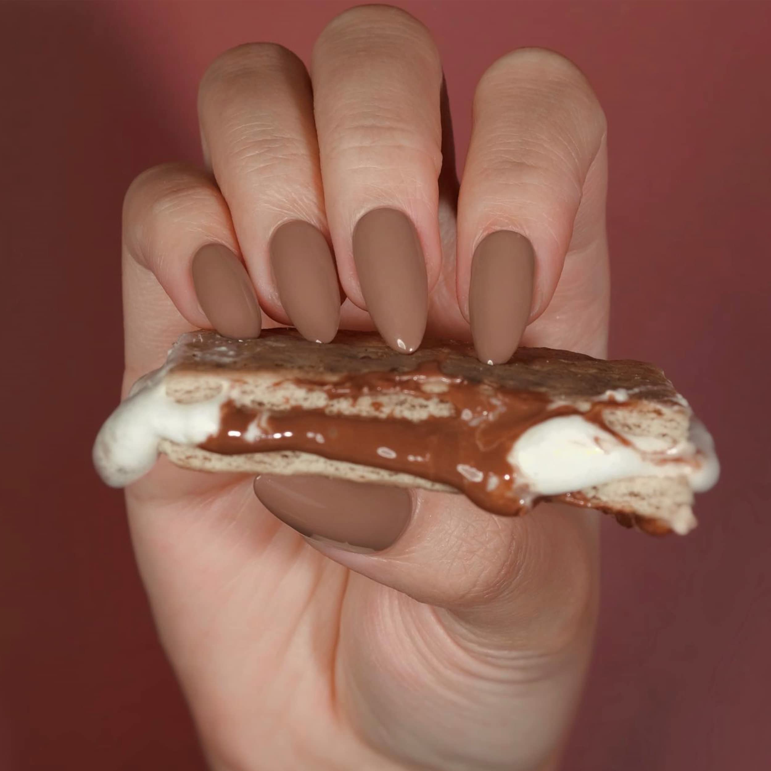 Daisy DND DC lacquer S’mores brown tube demonstrates quick-dry color for chic manicure