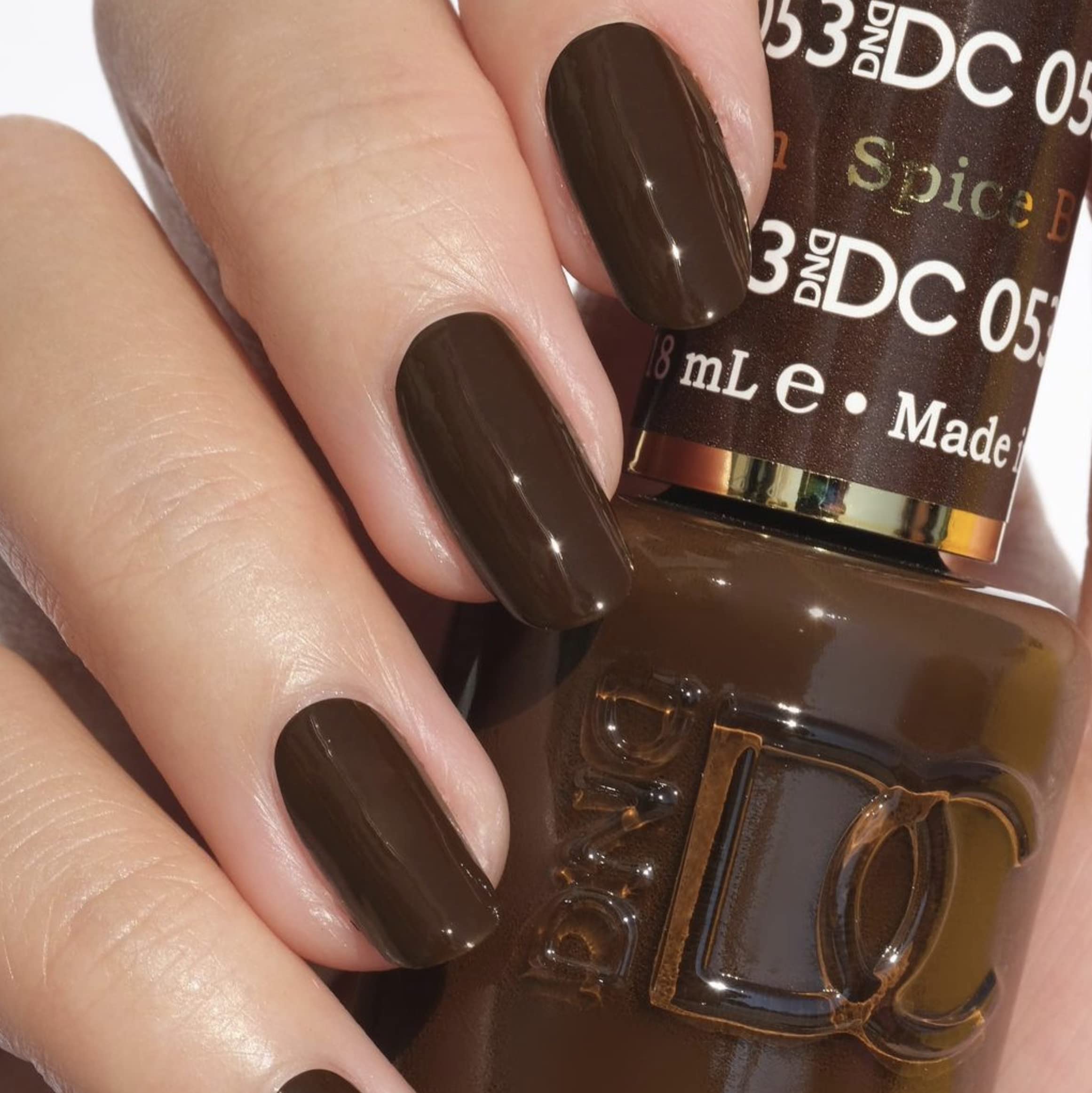 Daisy DND DC spiced brown lacquer bottle for quick-dry color on nails.