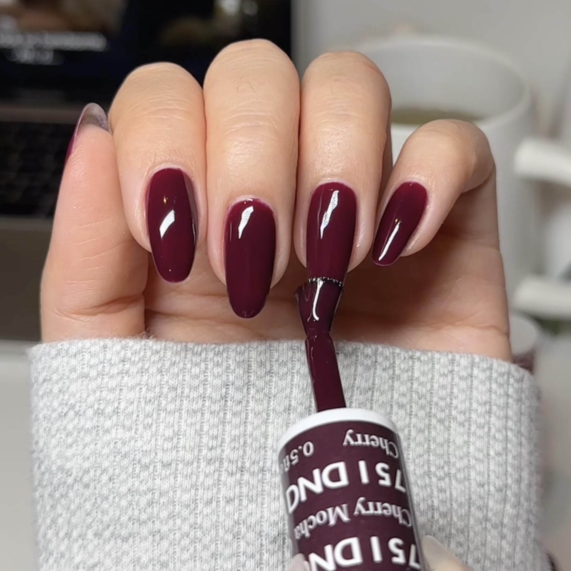 Daisy DND Gel Lacquer Duo Display showcases the chip-free polish pairing.