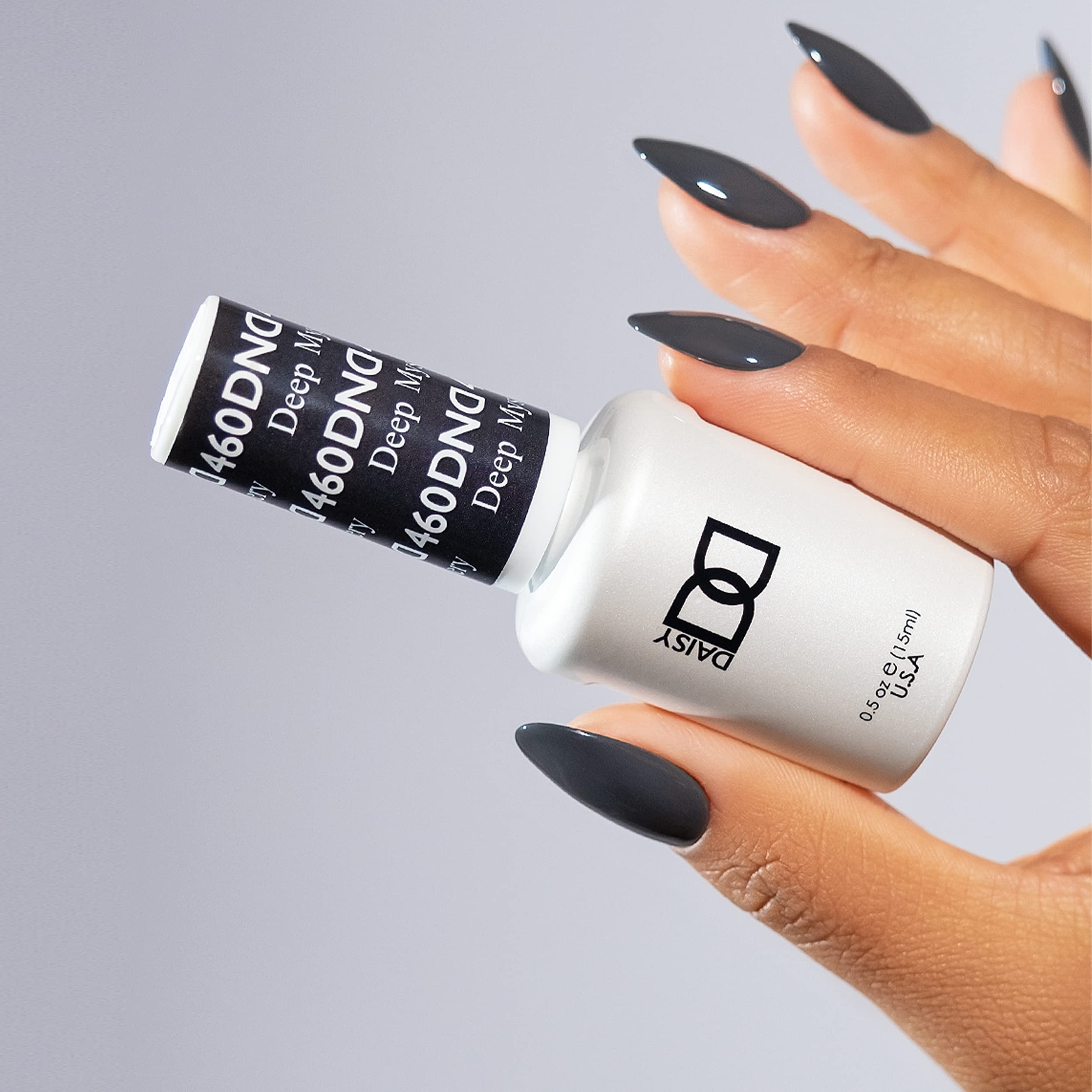 DAISY DND matching grey lacquer 460 shows chip-free, even coverage.