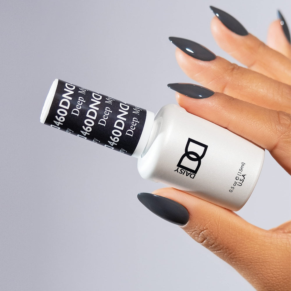 DAISY DND matching grey lacquer 460 shows chip-free, even coverage.