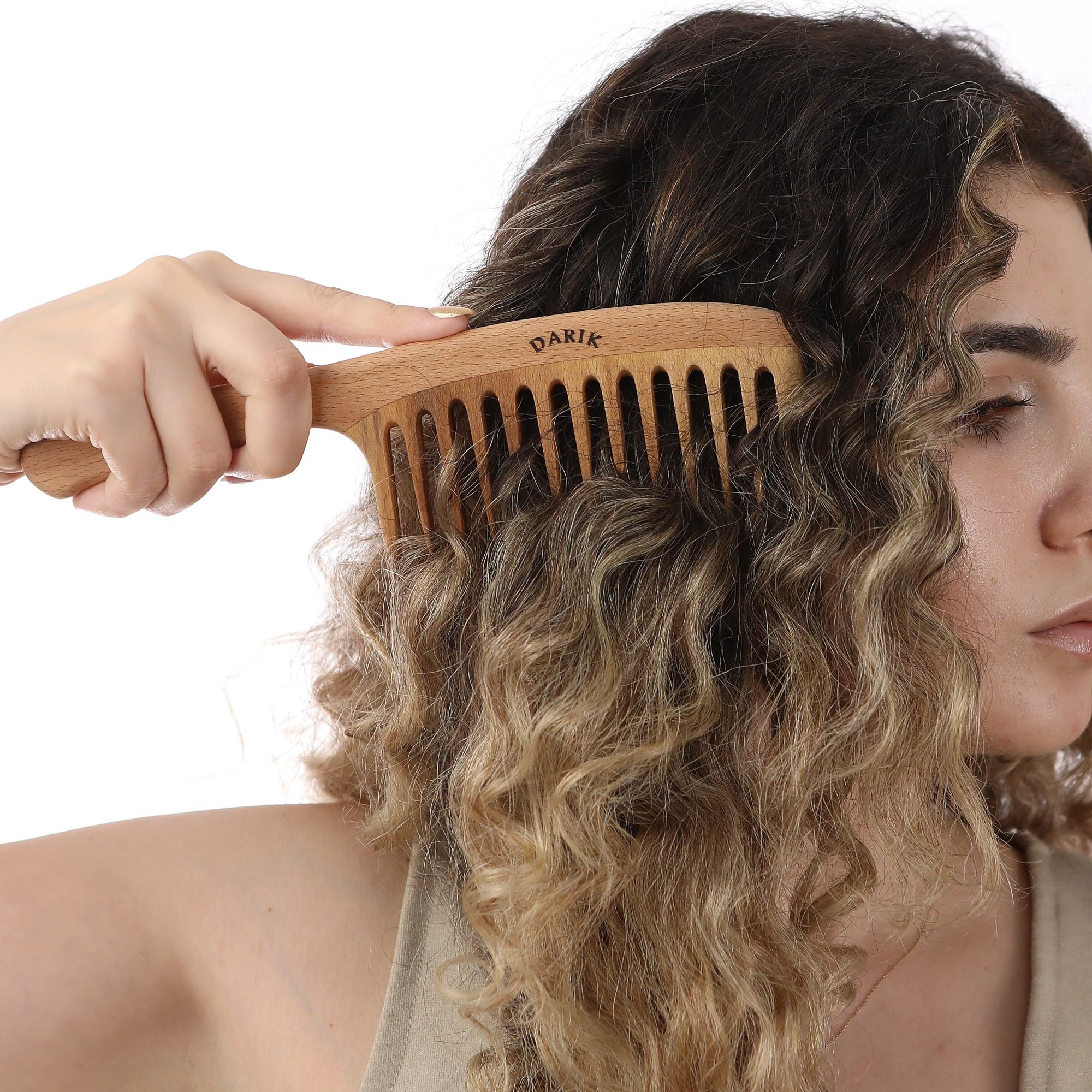 Darık Profesyonel Ahşap wide teeth glide smoothly through curls.