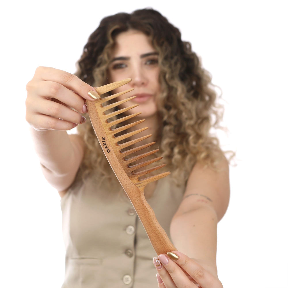 Darık Profesyonel Ahşap travel-friendly comb fits in bags.