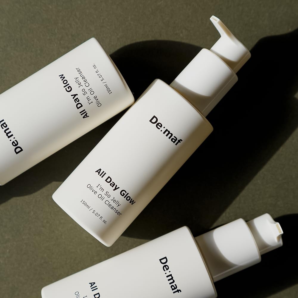 De:maf All Day Glow suits sensitive and oily skin, with pore-cleaning potential.