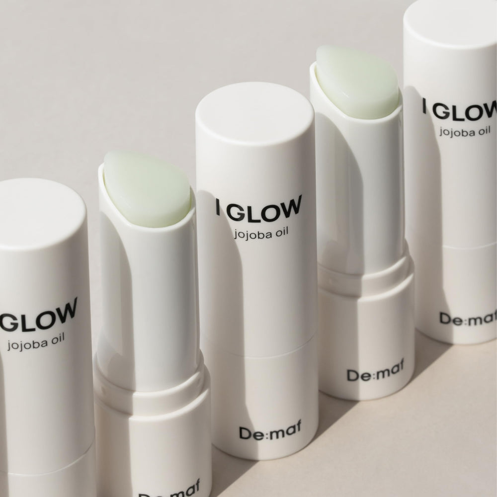 De:maf Glow Jojoba Oil Multi Balm texture close-up showing silky hydration.