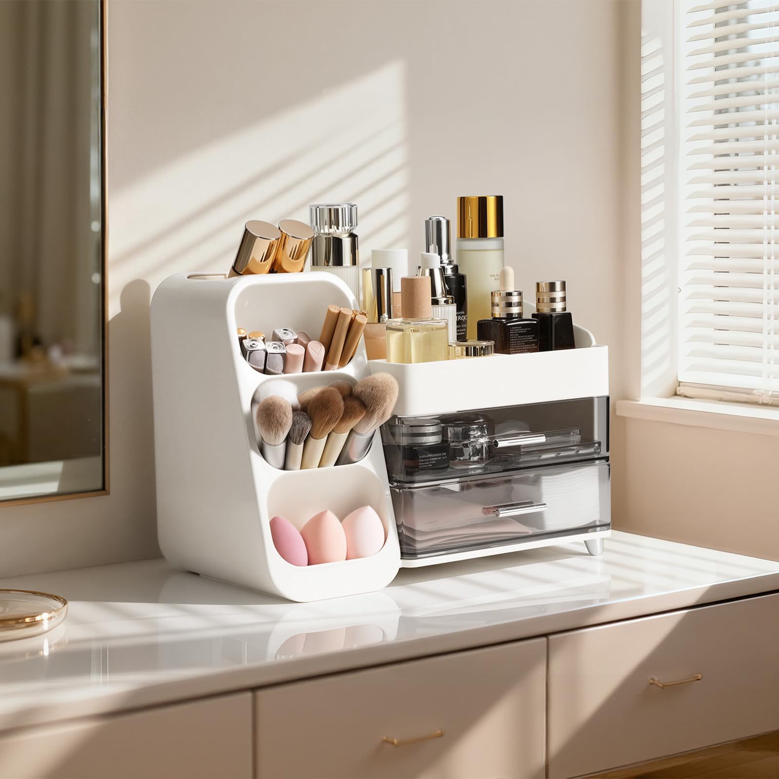 Delamu brush holders keep brushes and tools tidy and within reach.
