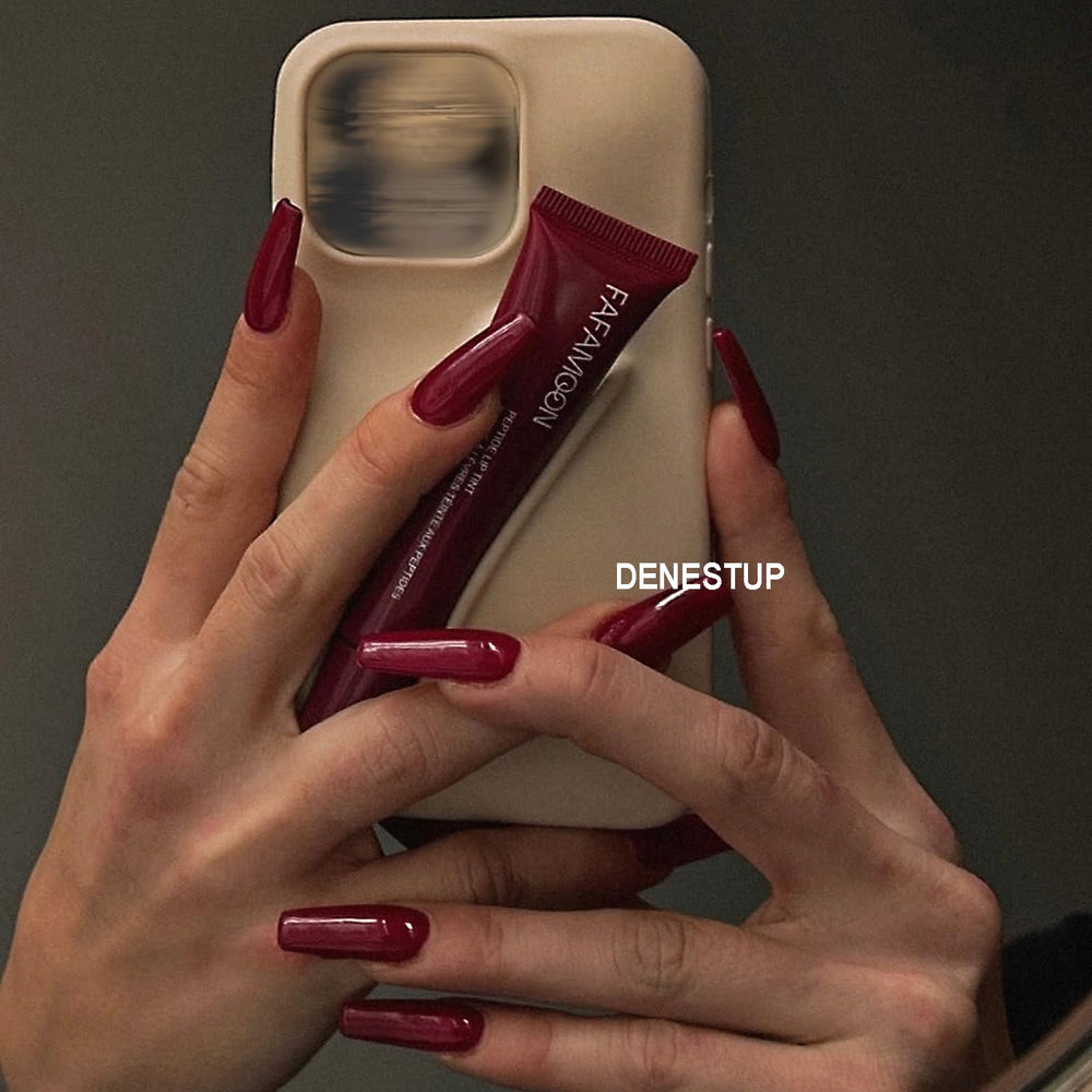 DENESTUP Brillo Labial tono neutro, acabado natural y volumen suave.