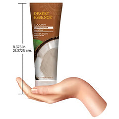 Desert Essence Coconut Conditioner aplicándose en el cabello para suavizar y desenredar.