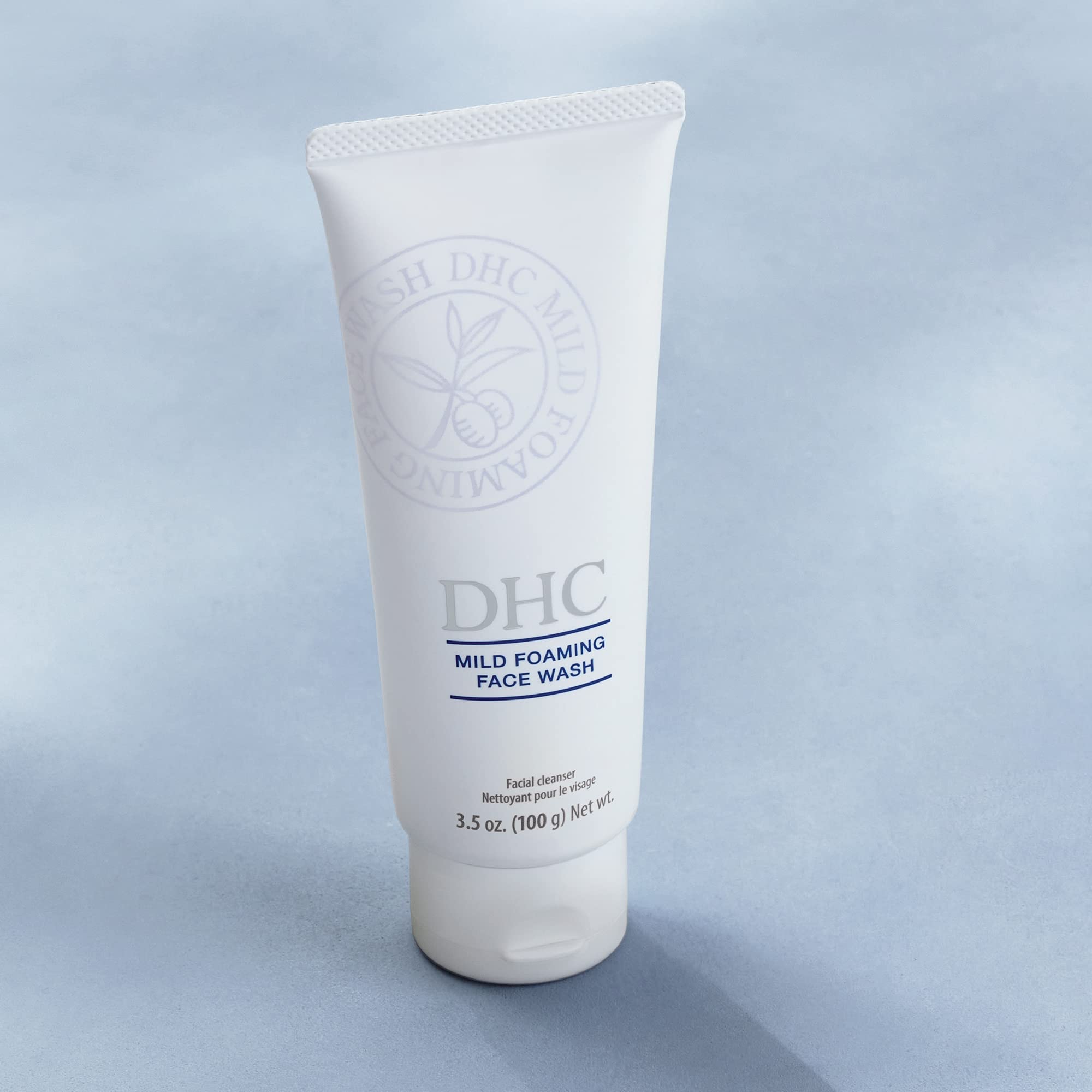 DHC Mild Foaming Face Wash rinse-foam demonstrates quick, residue-free rinse.