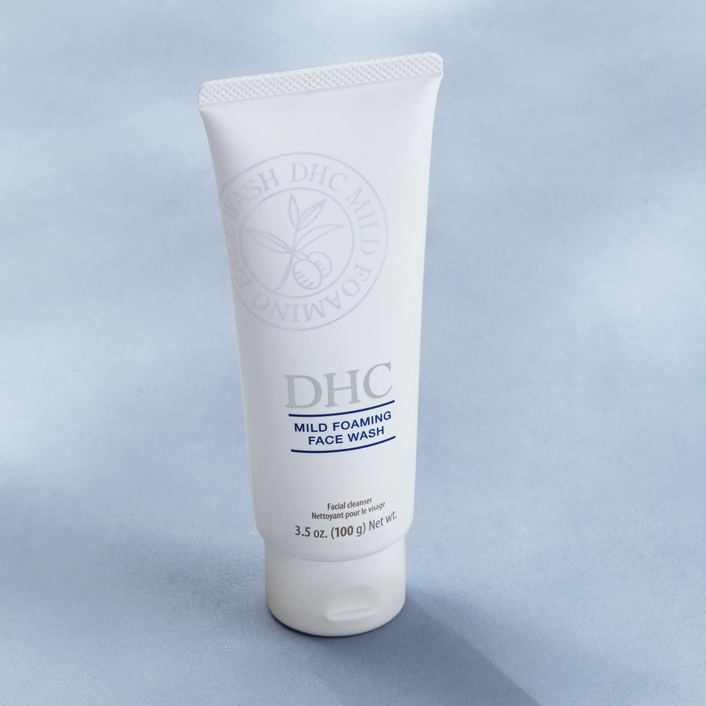 DHC Mild Foaming Face Wash rinse-foam demonstrates quick, residue-free rinse.