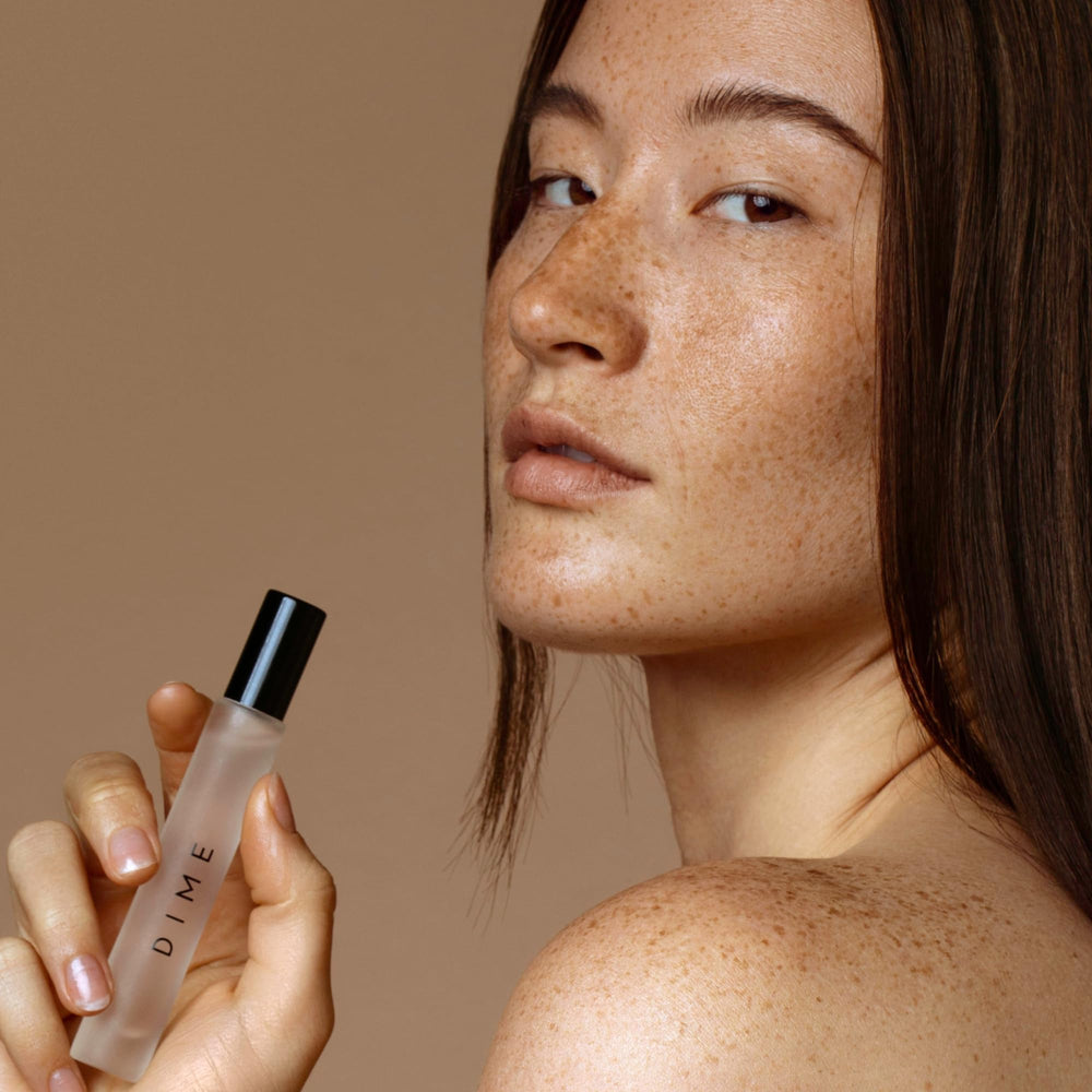 DIME Beauty Dans Les Bois top notes image highlights cedar-spice aroma awakening the senses.