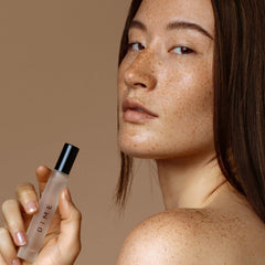 DIME Beauty Dans Les Bois top notes image highlights cedar-spice aroma awakening the senses.