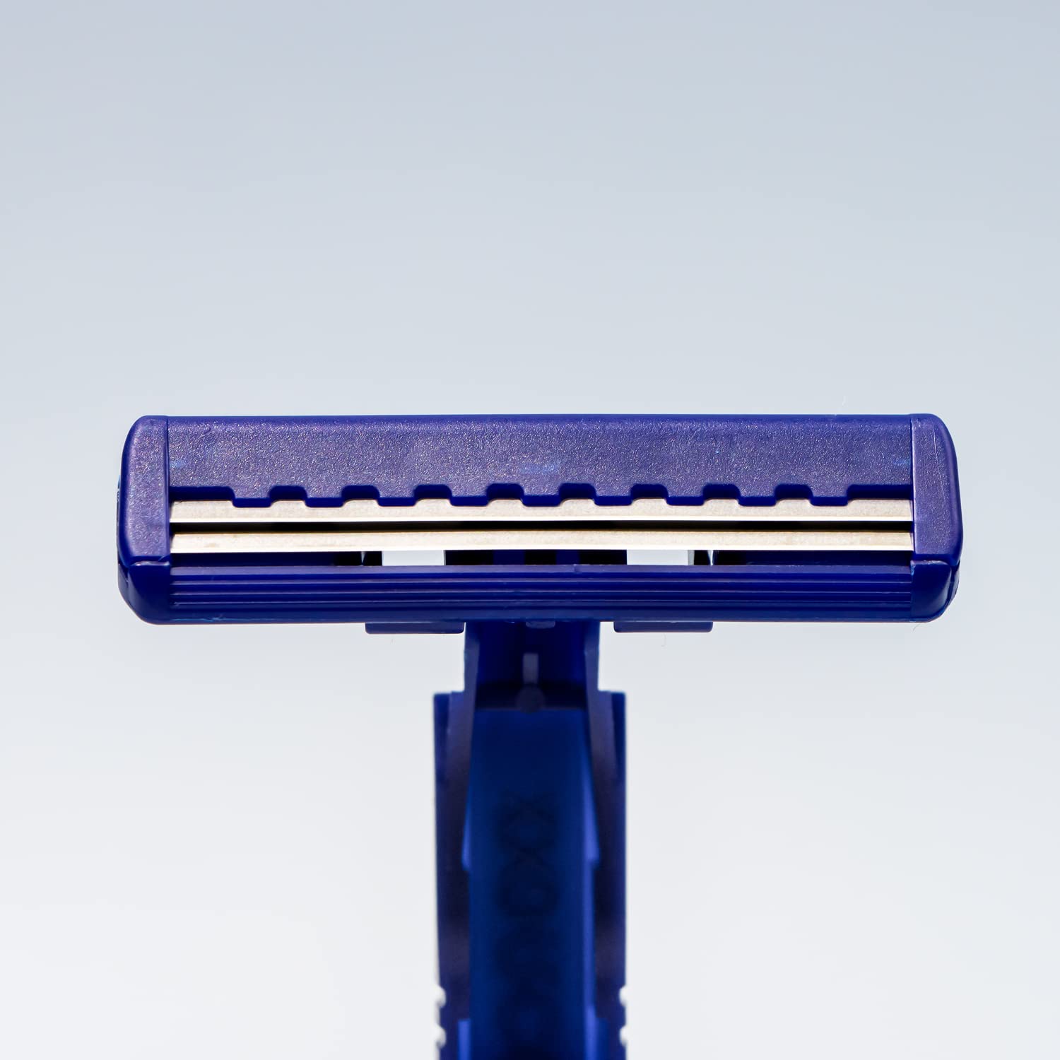 Dorco Fresh Twin Blade Razor blue handle provides a secure dry grip.