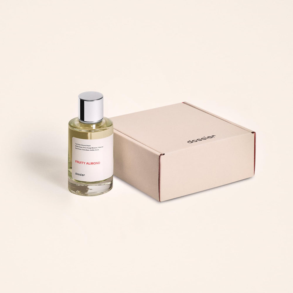 Dossier Fruity Almond cap detail complements the fragrance's refined look.