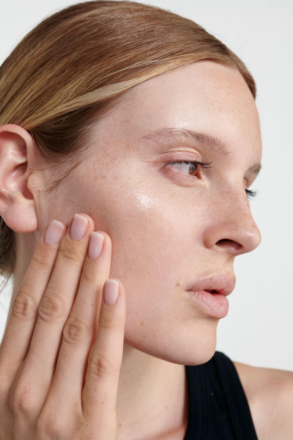 Dr Hauschka tinted day cream decollete application promotes even moisture