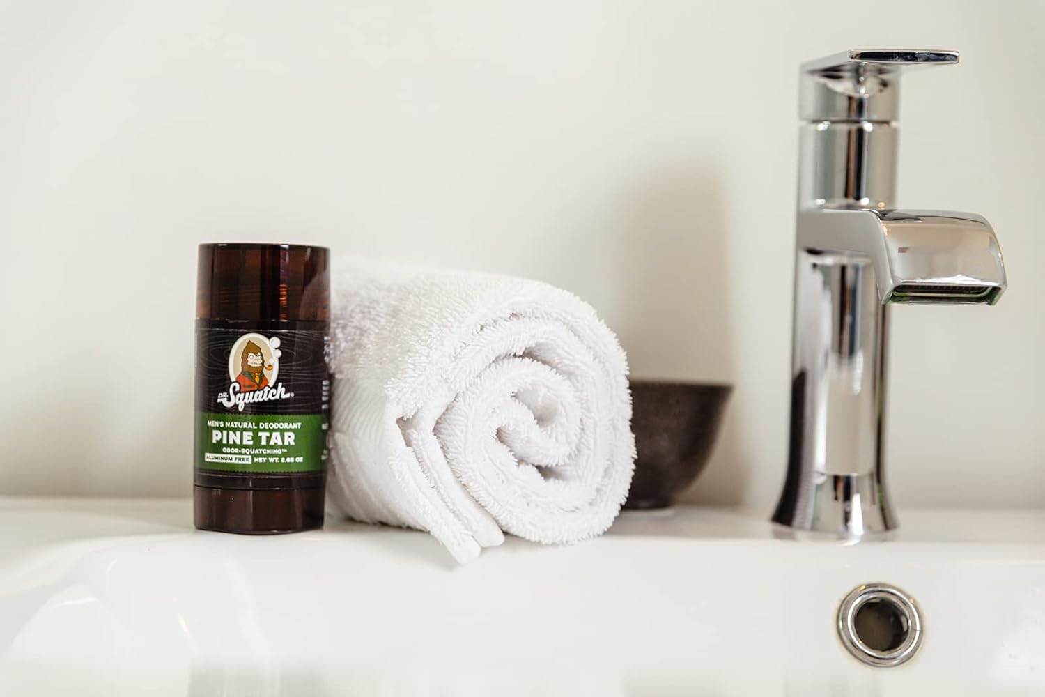Dr. Squatch Pine Tar Deodorant natural scent captures outdoorsy aroma.