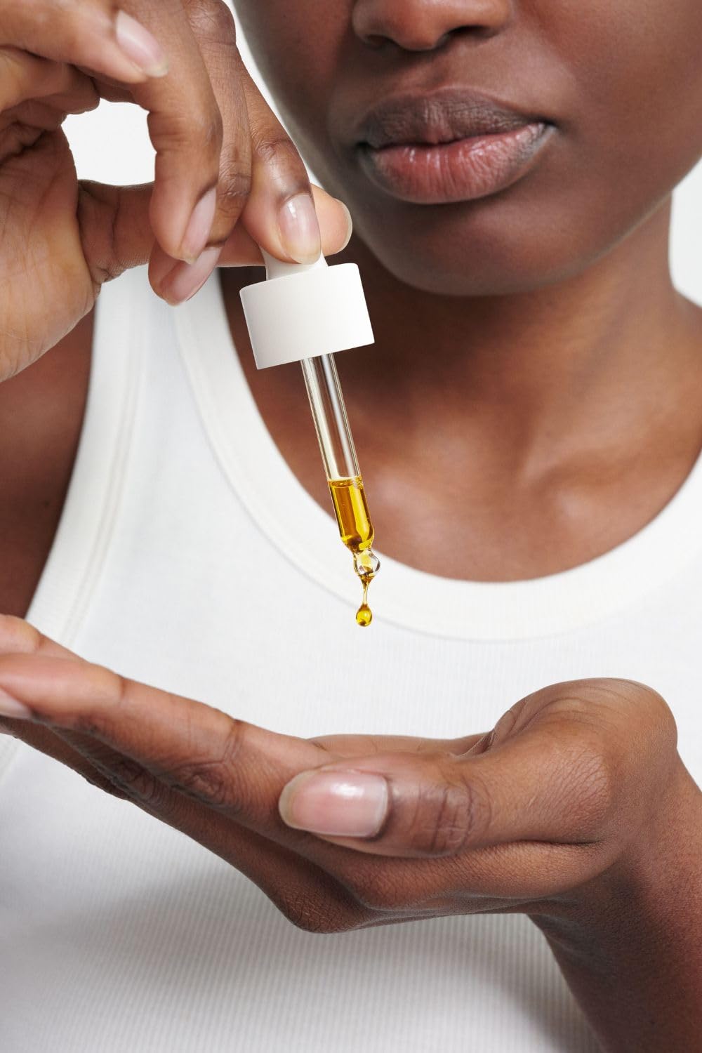 Dr Hauschka Clarifying Day Oil packaging emphasizes travel-friendly bottle
