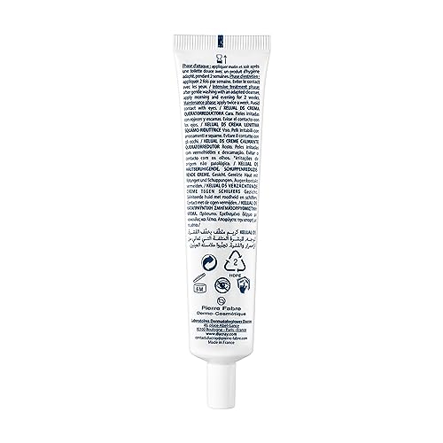 Ducray Kelual DS cream texture closeup highlights a lightweight, non-greasy finish.