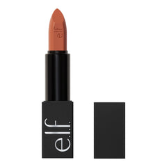 e.l.f. O Face Satin Lipstick pigmentación rica para un acabado satinado.