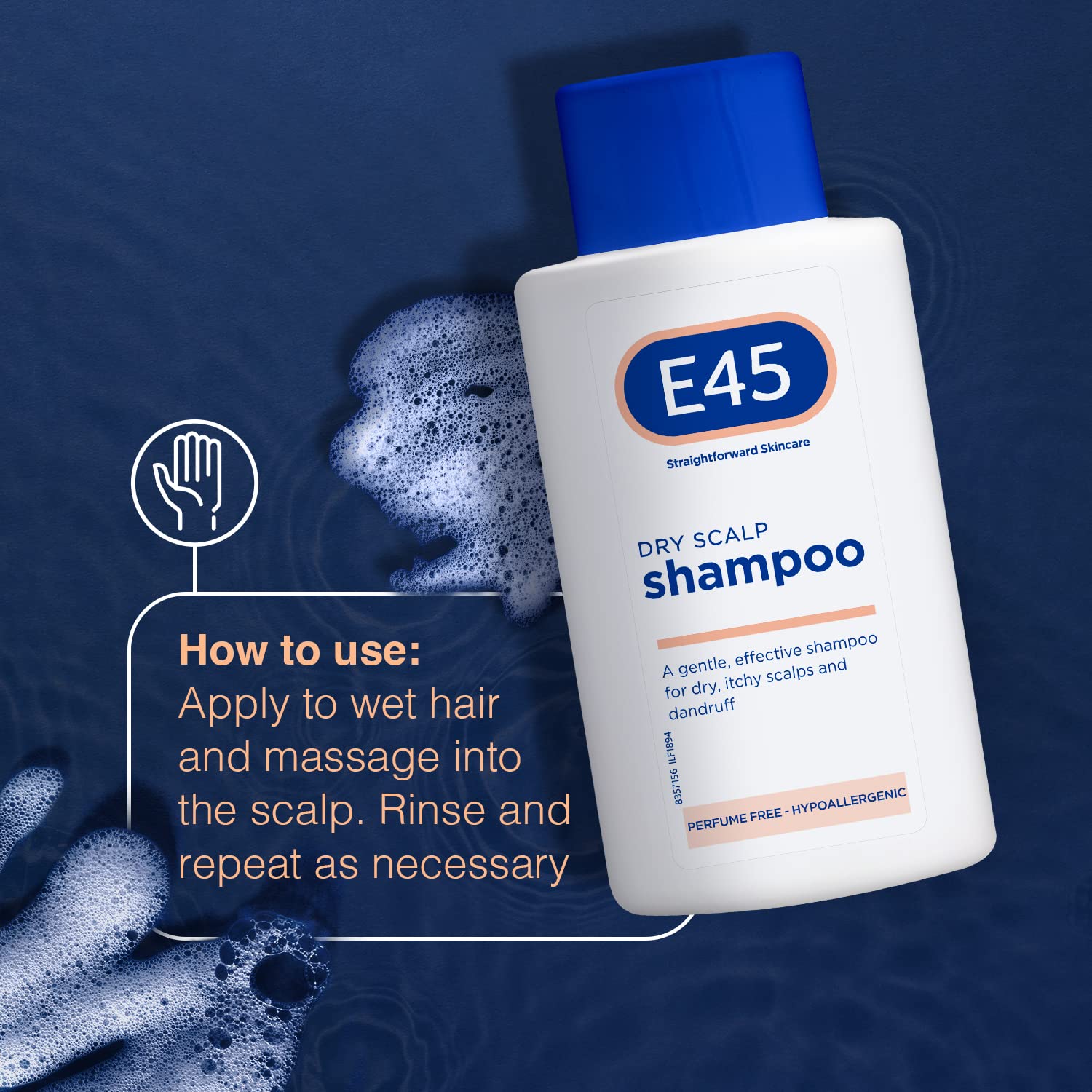 Aplicación suave de E45 Dermatológico en cuero cabelludo seco.