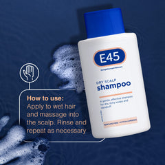 Aplicación suave de E45 Dermatológico en cuero cabelludo seco.