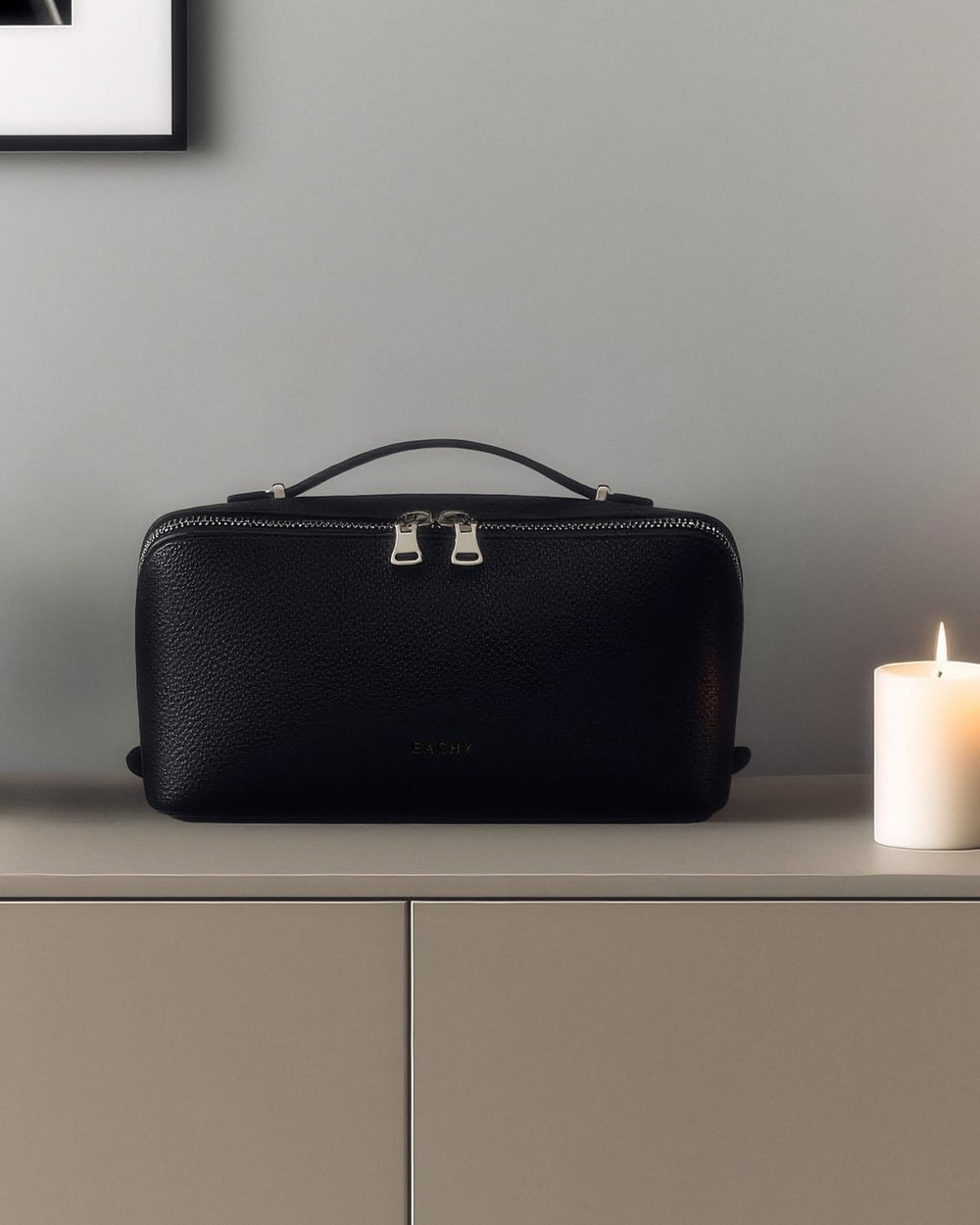 Eachy makeup bag packaging shows inflatable padding protecting shape in transit