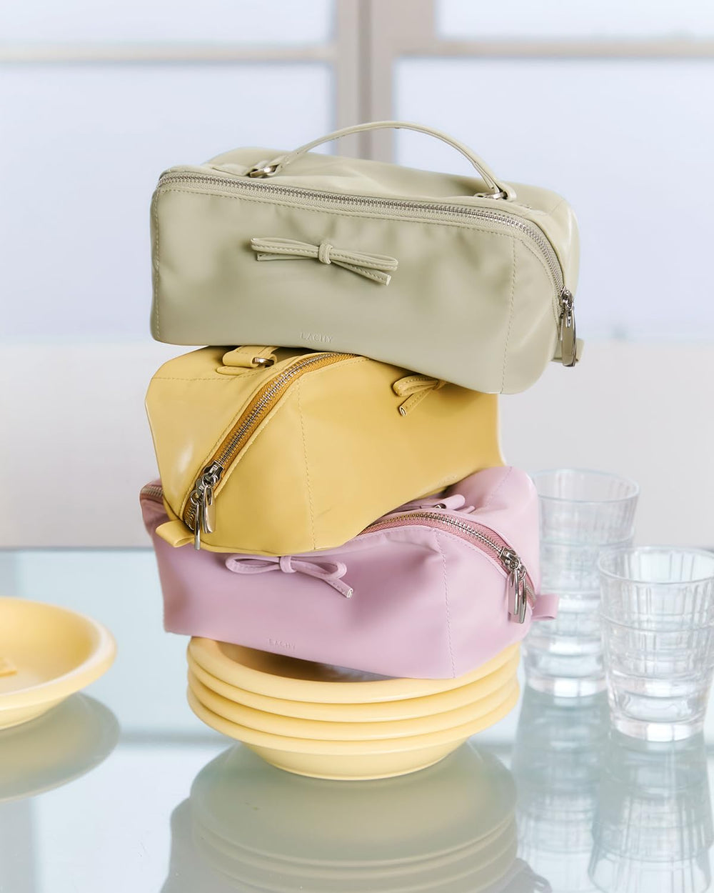 EACHY makeup bag reinforced handle provides comfortable carrying