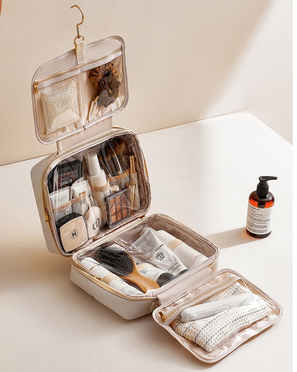 EACHY Toiletry Bag durable double zippers for smooth use.