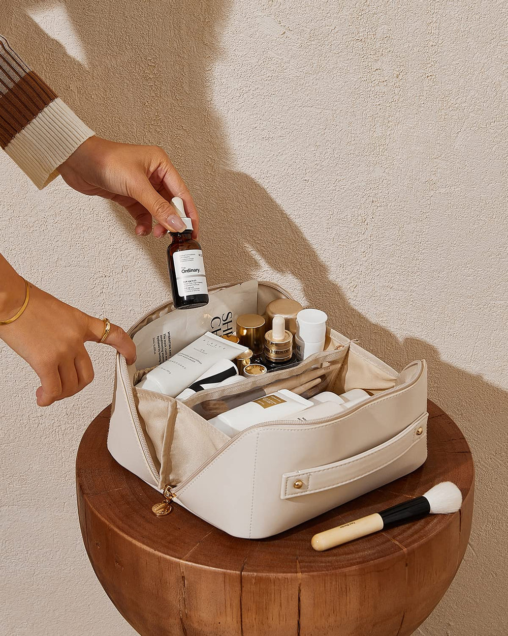 EACHY travel vanity bag interior pockets help separate skincare and makeup.