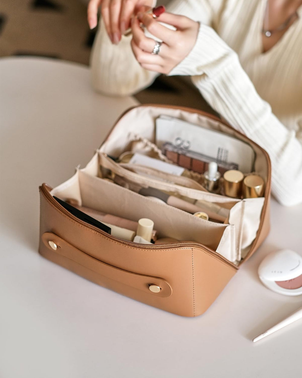 Eachy travel bag doubles as purse for versatile on the go organization