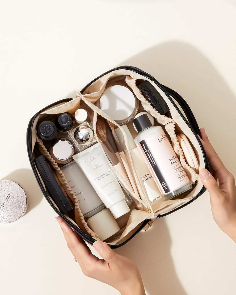 EACHY travel makeup bag durable lining protects valuables during travel.