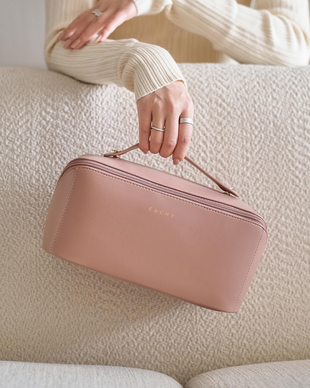 EACHY pink travel bag with divider demonstrates versatile use and gift potential.