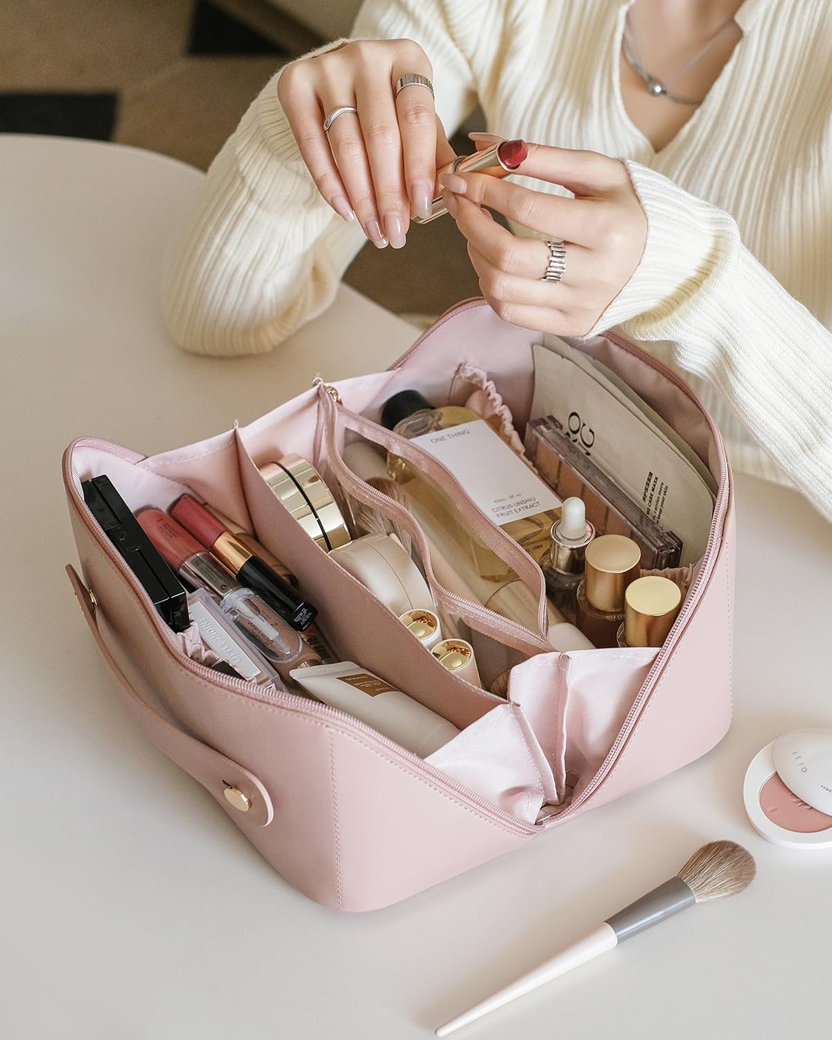 EACHY spacious large-capacity layout accommodates multiple cosmetics and toiletries together.