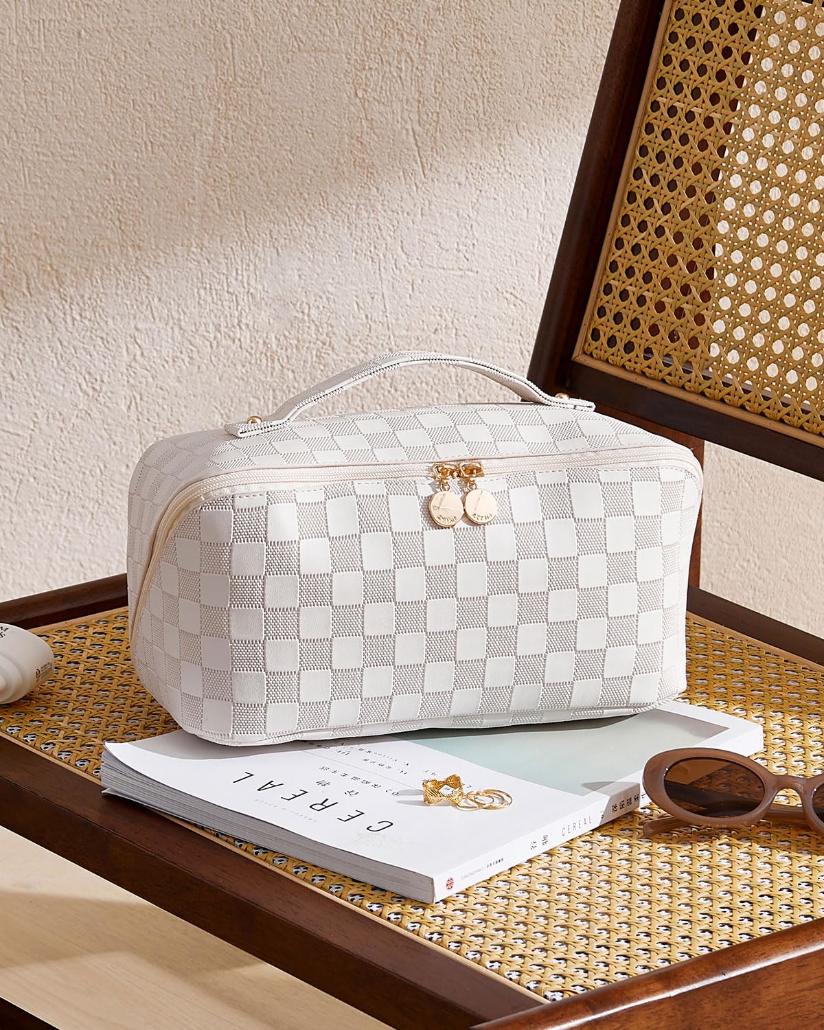 Eachy LD White packaging uses inflatable padding to prevent creases