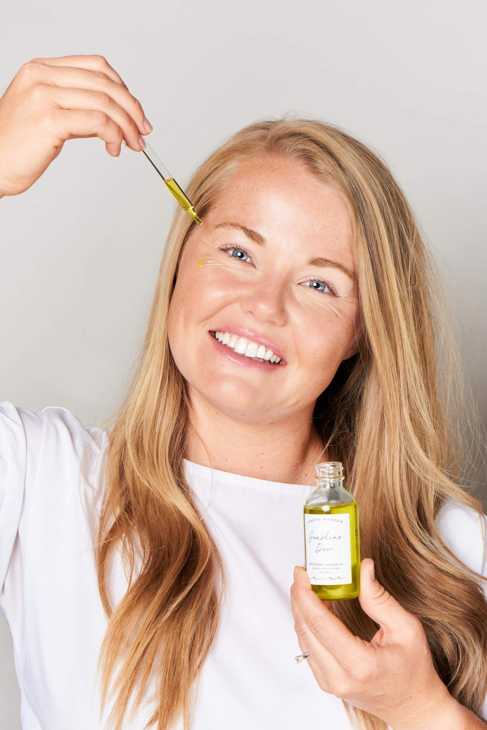 Earth Harbor sea kelp blend with meadowfoam and jojoba oils provides hydration.