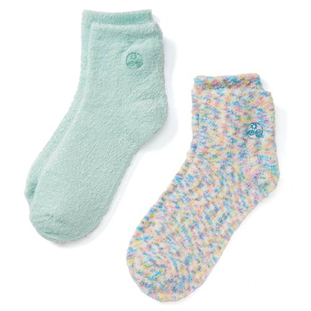 Earth Therapeutics Aloe Socks multi-colored pair provide overnight moisture and plush comfort.
