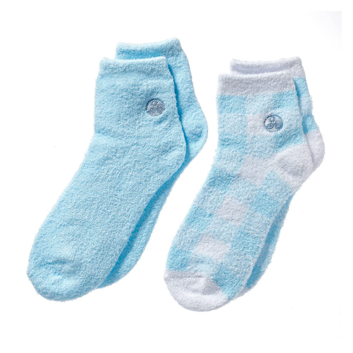 Earth Therapeutics Aloe Socks packaging closeup highlights Aloe infusion and vegan fabric.