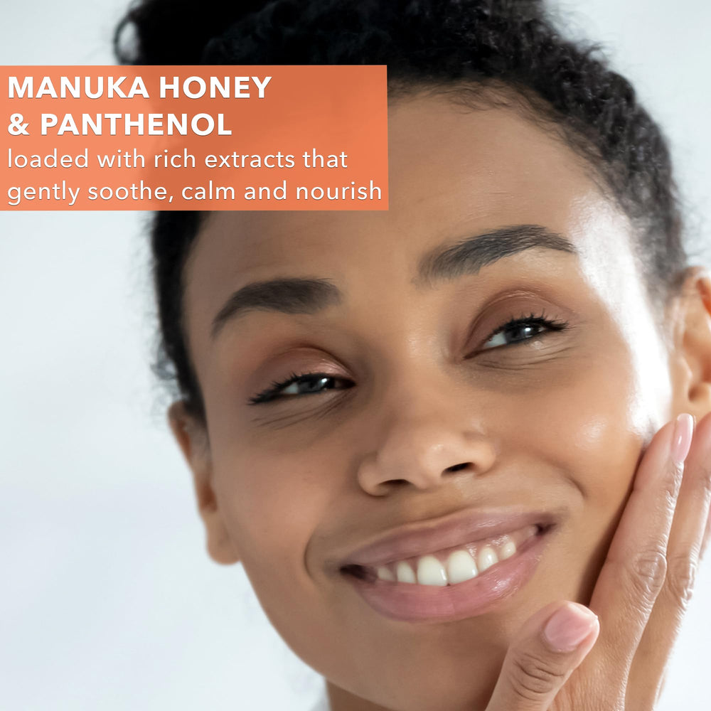 Earth To Skin Honey Manuka Serum se aplica en manos para iniciar hidratación suave