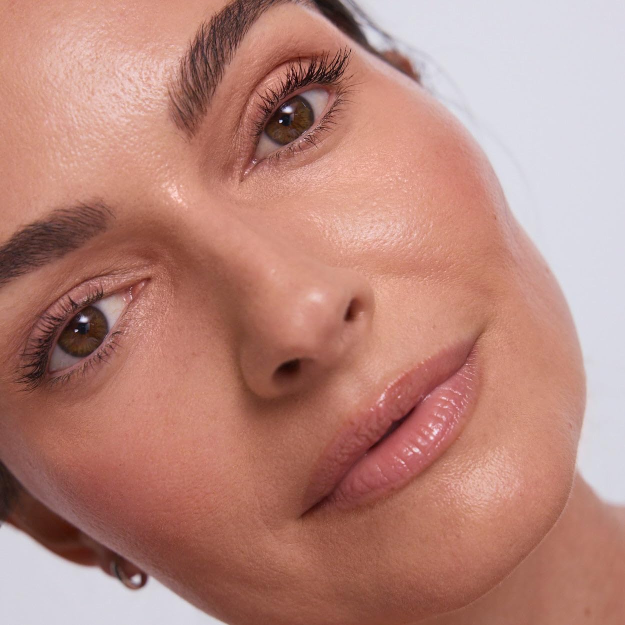 EarthsCure Glow Trio twist-up packaging keeps makeup mess-free and travel-ready.
